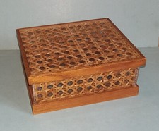 Scatola in Plexiglass e Paglia di Vienna con i profili in legno 15 x 12,5 x 6 cm