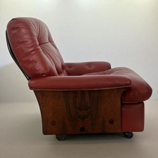 Poltrona girevole anni ’70 in legno e pelle bordeaux
