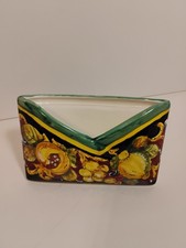 PORTA BUSTE/POSTA/TOVAGLIOLI IN CERAMICA DIPINTA A MANO ITALIANA ITALIA. Firmato dall'artista
