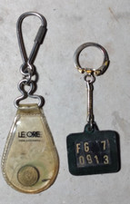 2 PORTACHIAVI PUBBLICITARI VINTAGE ANNI 60 , DISTRIBUTORE BENZINA E UN GIORNALE