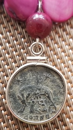 Collana con monete antico