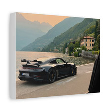Auto sportiva sul lago tra
