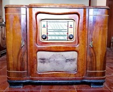 Radio con giradischi in vinile vintage in legno, antiquariato.