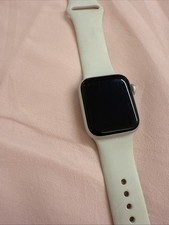 Apple Watch SE (2022) 40mm Cassa in Alluminio Color Argento con Cinturino Sport,