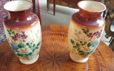 Coppia di vasi, in finissima porcellana, dipinti a mano con rilievo