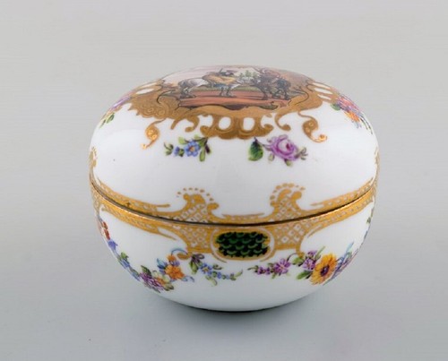 Antico vaso con coperchio