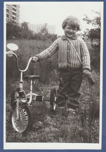 Bellissimo ragazzo con bici