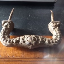 Antica maniglia in metallo da