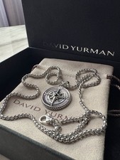 Collana con ciondolo amuleto