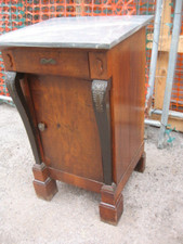 COMODINO IMPERO ORIGINALE '800 EMILIA - NOCE MASSELLO CON BRETELLE NERE E MARMO