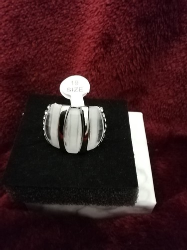 Anello nuovo con - anello, scatola