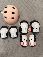 Set pattinaggio a rotelle ginocchia, gomiti, protezioni polsi e un casco 