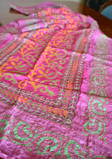 Scialle, pareo o runner ricamato a mano