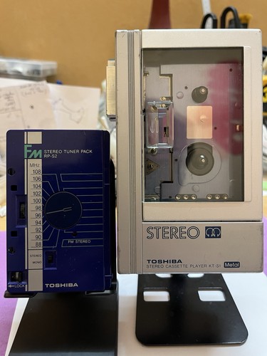 Toshiba portable radio - 🟡toshiba,