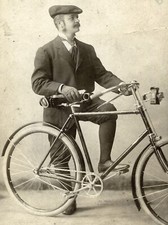 Taglia maggiore, uomo elegante con bici, bicicletta, antica carta armadio del famoso Mai Man