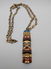 Collana con ciondolo totem