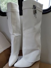 Stivali al ginocchio con gonna