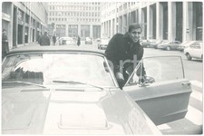 1970 ca MILANO Piazza SAN BABILA Adriano CELENTANO su FORD MUSTANG Cabrio *Foto