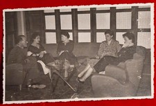 CARTOLINA QUATTRO DONNE CON UN UOMO MILITARE , IN SALOTTO ANNI 40 C.   ( F 12 )