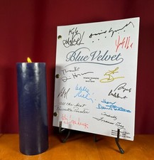 Scritta in velluto blu firmata
