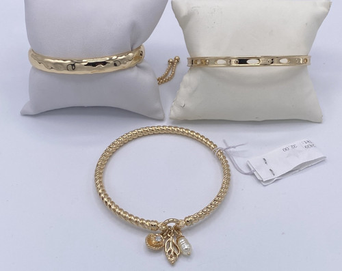Tre bracciali tono oro - tre,