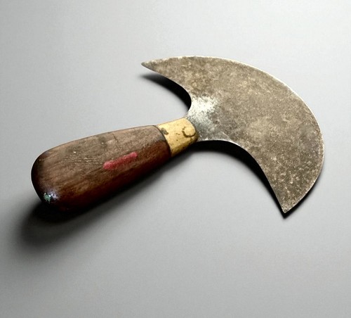 Antico coltello taglia cuoio