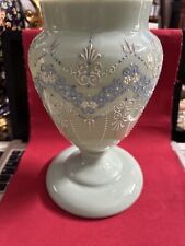 Antica lampada a petrolio in vetro opalino dipinto a mano Senza Paralume