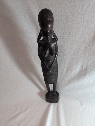Statua statua donna africana