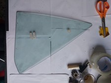 Fixed rear deflector glass