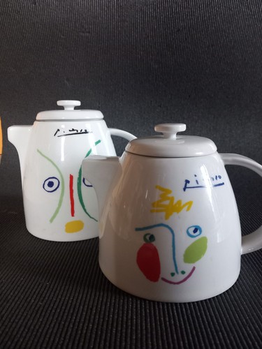 Two teapots with lids - , by