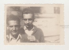 Due giovani uomini belli e