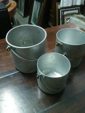 Vecchi secchielli per il latte