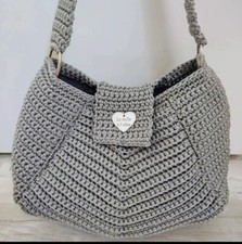 Borsa fatta a mano all'uncinetto in cordino colore perla