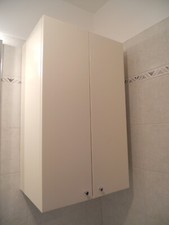 Armadietto da bagno completo di specchio e lampada