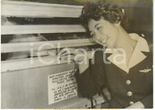 1960 PARIS ORLY - Hostess AIR FRANCE accarezza antilope dopo volo dal Giappone