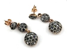 ORECCHINI LIBERTY TOPPA PAVE' IN ORO GIALLO 18 KT. TIT. 750 CON DIAMANTI.