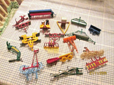 Lotto lavoro 18 x attrezzi trattore agricolo Britains - senza scatola