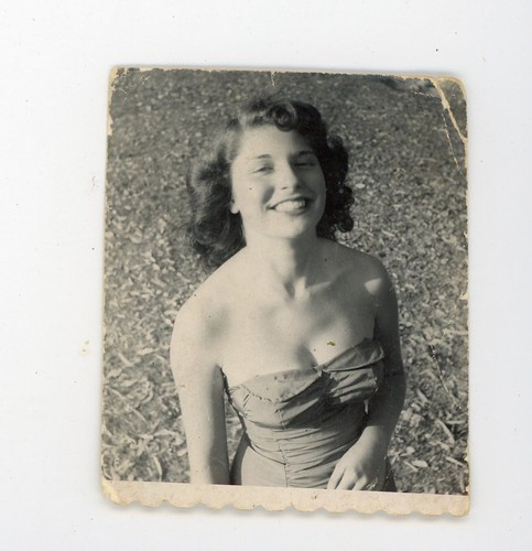 Donna sorridente posa - in,