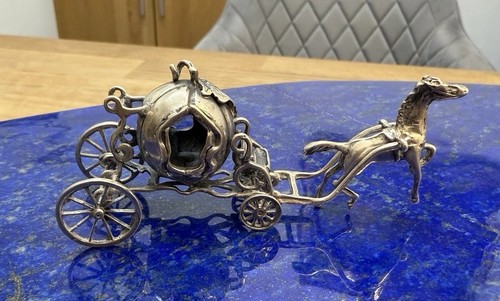 Carrozza con cavallo molto