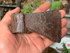 Antica testa d'ascia in ferro