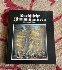 Libro miniature in stagno