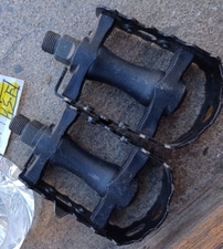 NOS COPPIA PEDALI SPORTIVI CORPO PLASTICA DURA ACCIAIO ANODIZZATO GABBIA PEDALI VINTAGE