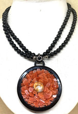 COLLANA LUNGA MEDAGLIONE RICOPERTO SCAGLIE DI CORALLO CON OCCHIO DI SANTA LUCIA
