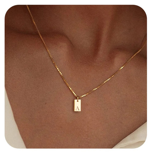 Collana con ciondolo quadrato
