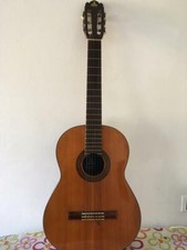 Chitarra acustica produzione
