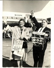 1962 ROMA Vescovo Homer TOMLINSON della "Chiesa di Dio" porta bandiera al Papa