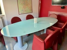 sala riunioni composta da tavolo ovale in vetro satinato e poltroncine in pelle 