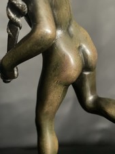 Antica statua in bronzo nudo