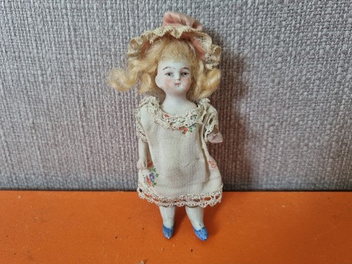 Tres jolie ancienne poupee - et,