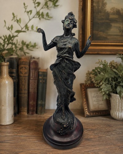 Antica statua orologio